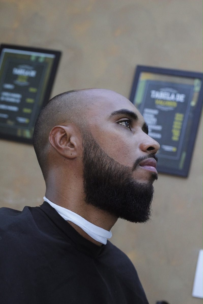Cliente com cabelo raspado e barba desenhada